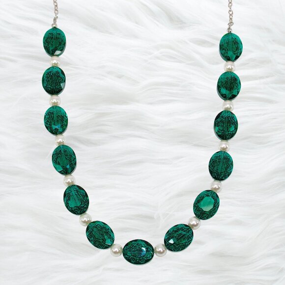 Green glass and white pearl bead necklace with large oval facet cut green beads. - Picture 6 of 11